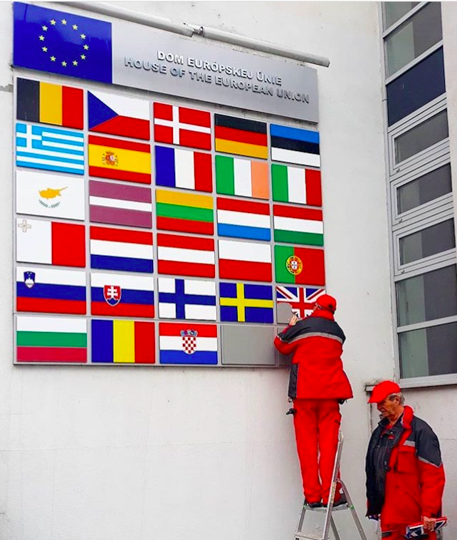 Briti dnes v noci opustia EÚ, na Európskom dome v Bratislave už odstránili vlajku
