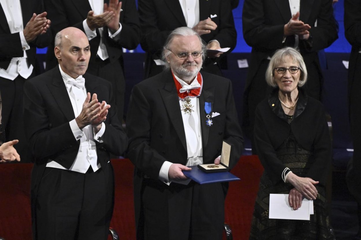 Švédsky kráľ odovzdal Nobelove ceny v piatich kategóriách