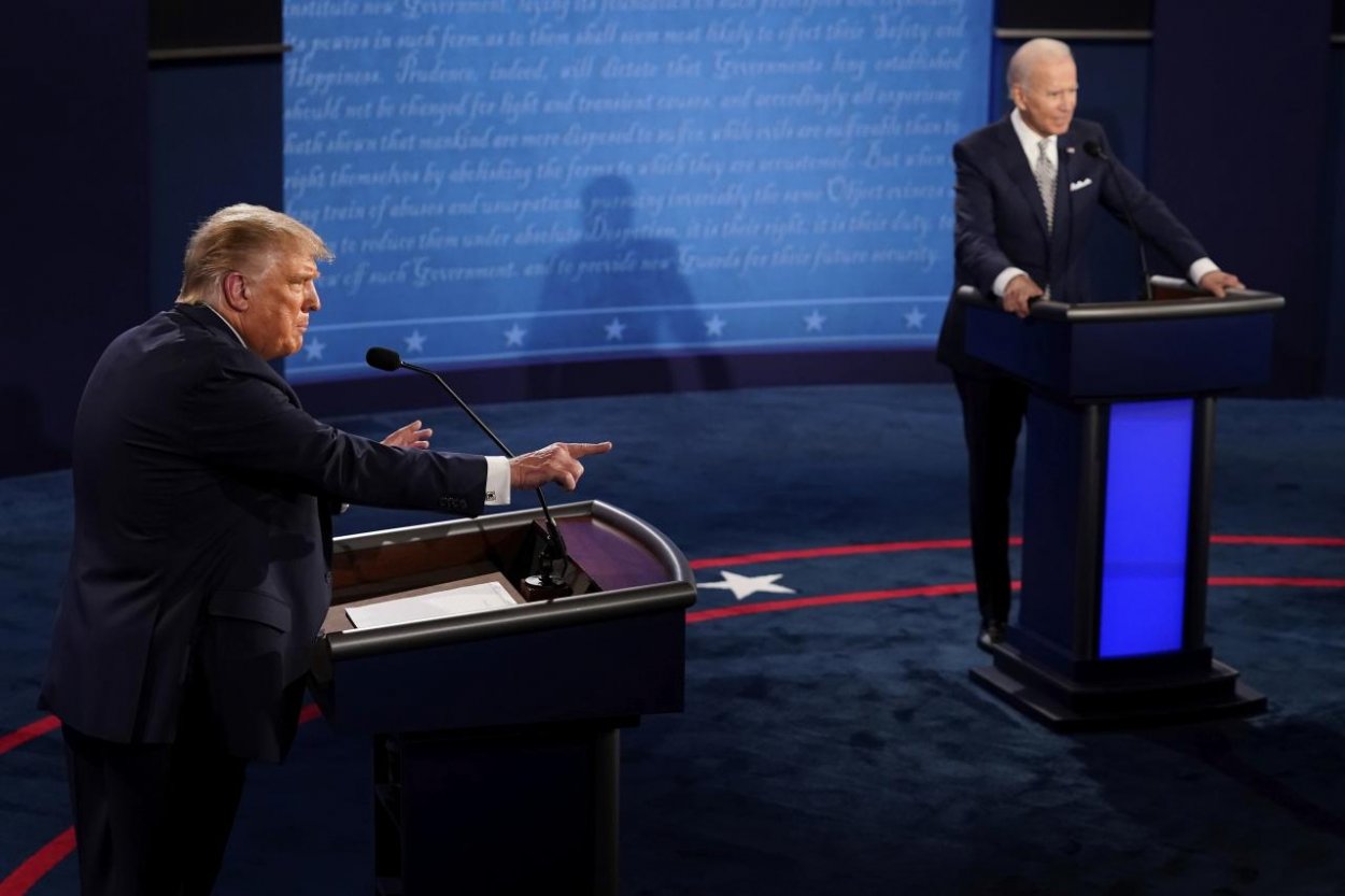 Prvý televízny súboj medzi Trumpom a Bidenom bol v znamení urážok, skákania si do rečí a osobných útokov 
