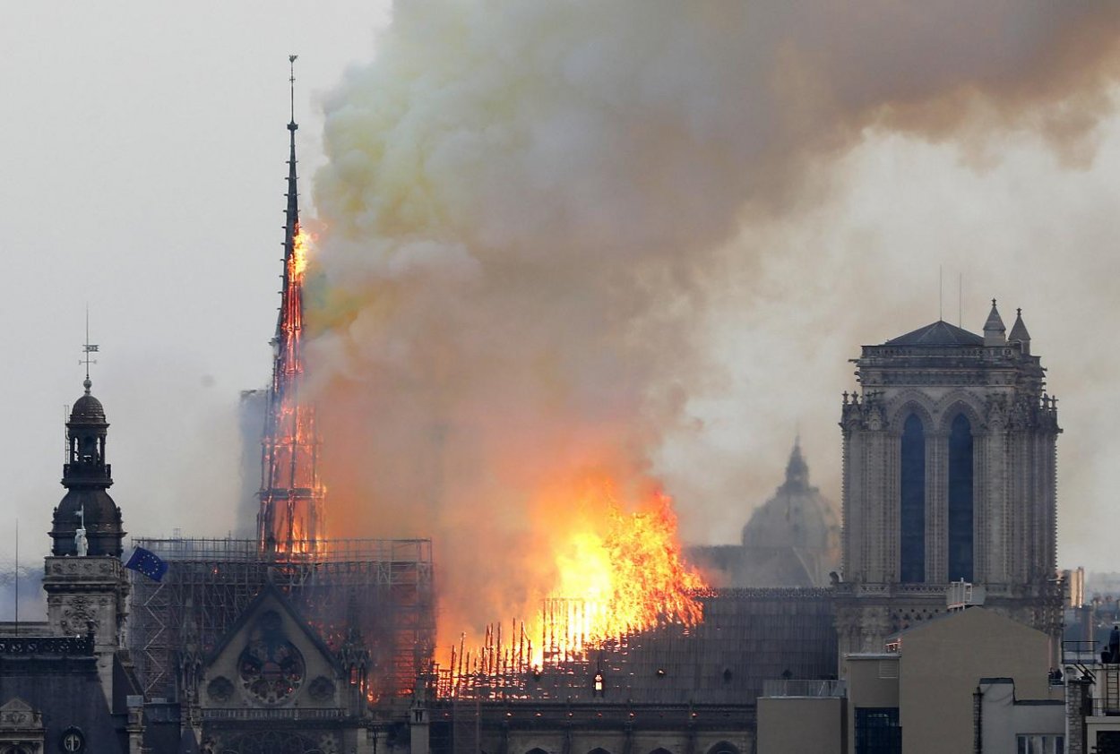 Príčinou požiaru v Notre-Dame bol údajne elektrický skrat