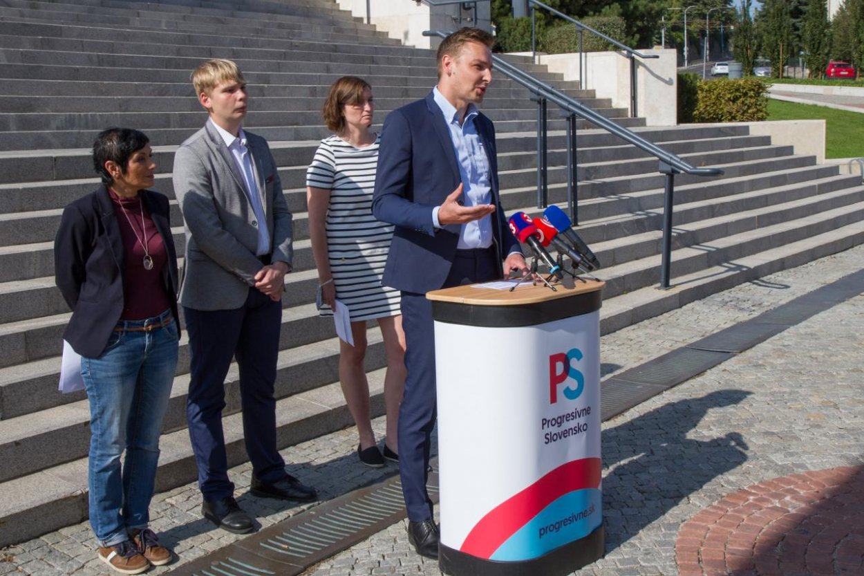 Progresívne Slovensko vyzýva ministra Krajčího na odstúpenie