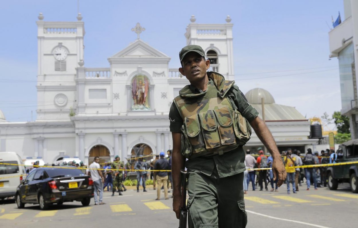 Explózie na Srí Lanke si vyžiadali takmer 300 obetí, stovky ľudí sú zranených