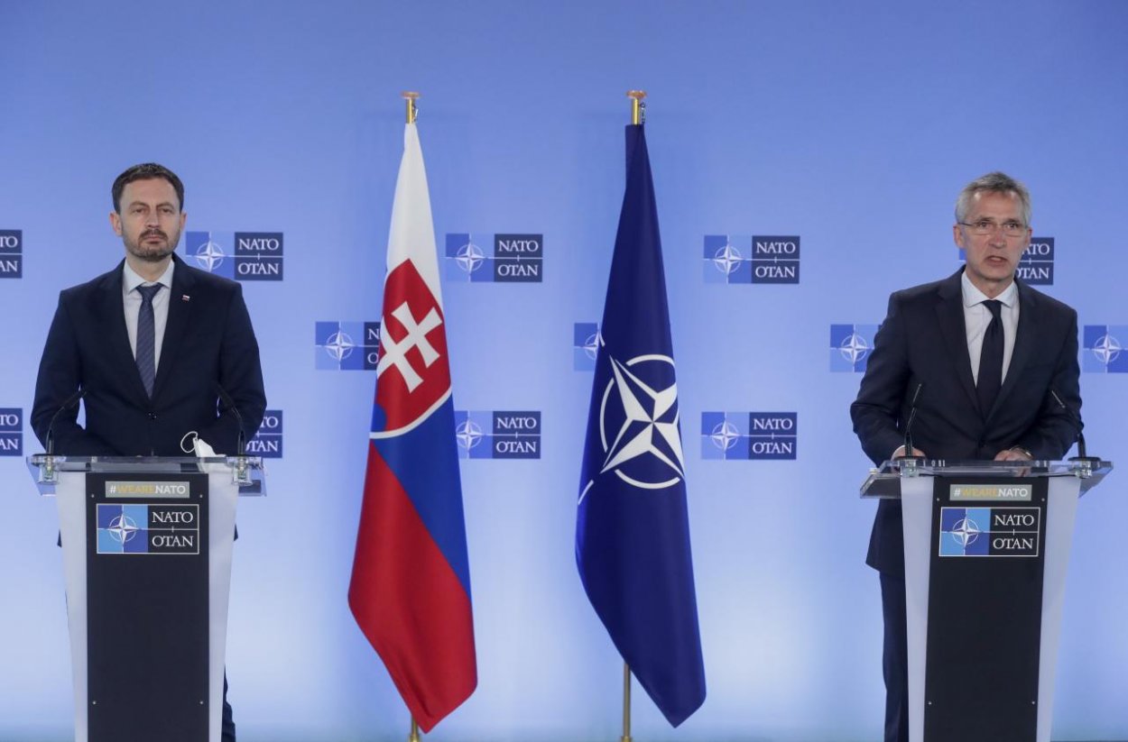 NATO je hlavným pilierom obrany Slovenska, povedal Heger Stoltenbergovi v Bruseli