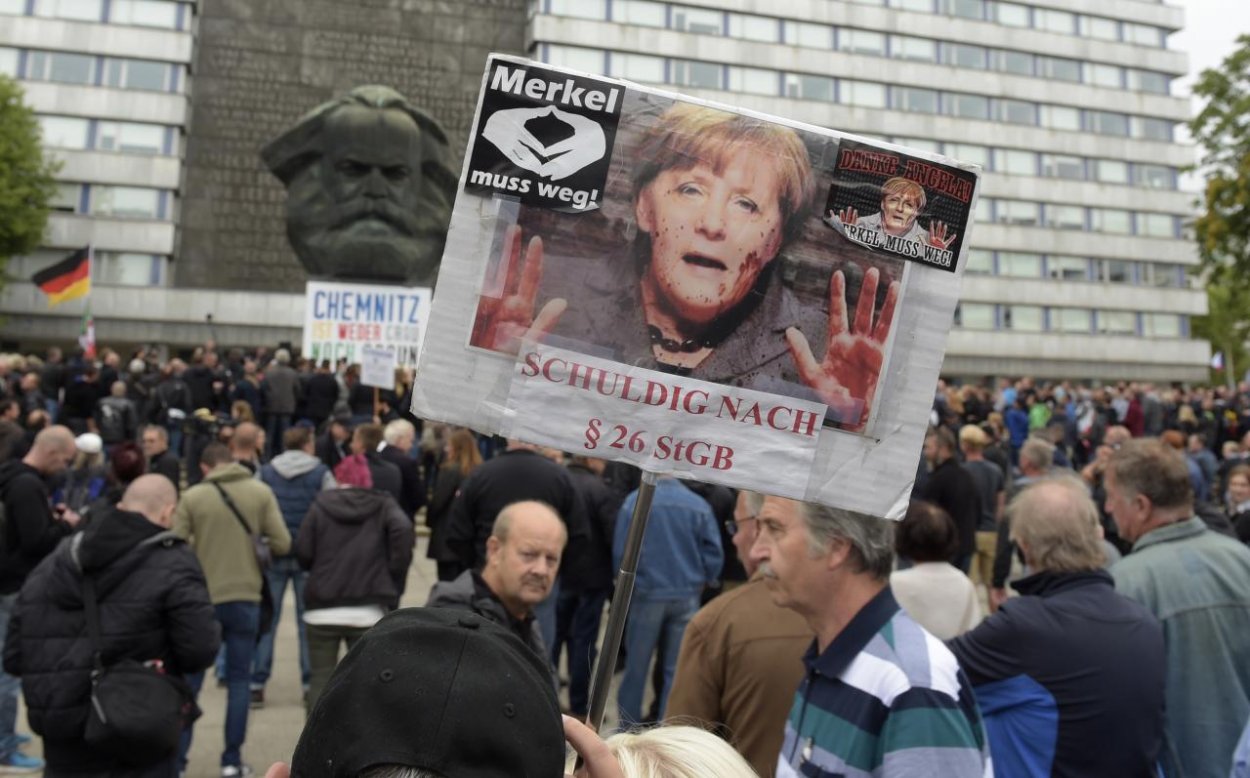 Môže Merkelovej vláda za nárast extrémizmu?