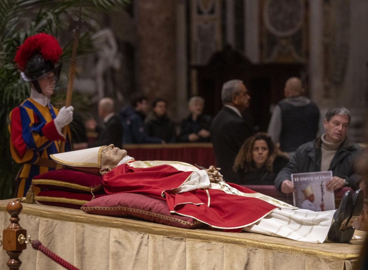 Rakvu s telom Benedikta XVI. odniesli po omši do Baziliky svätého Petra