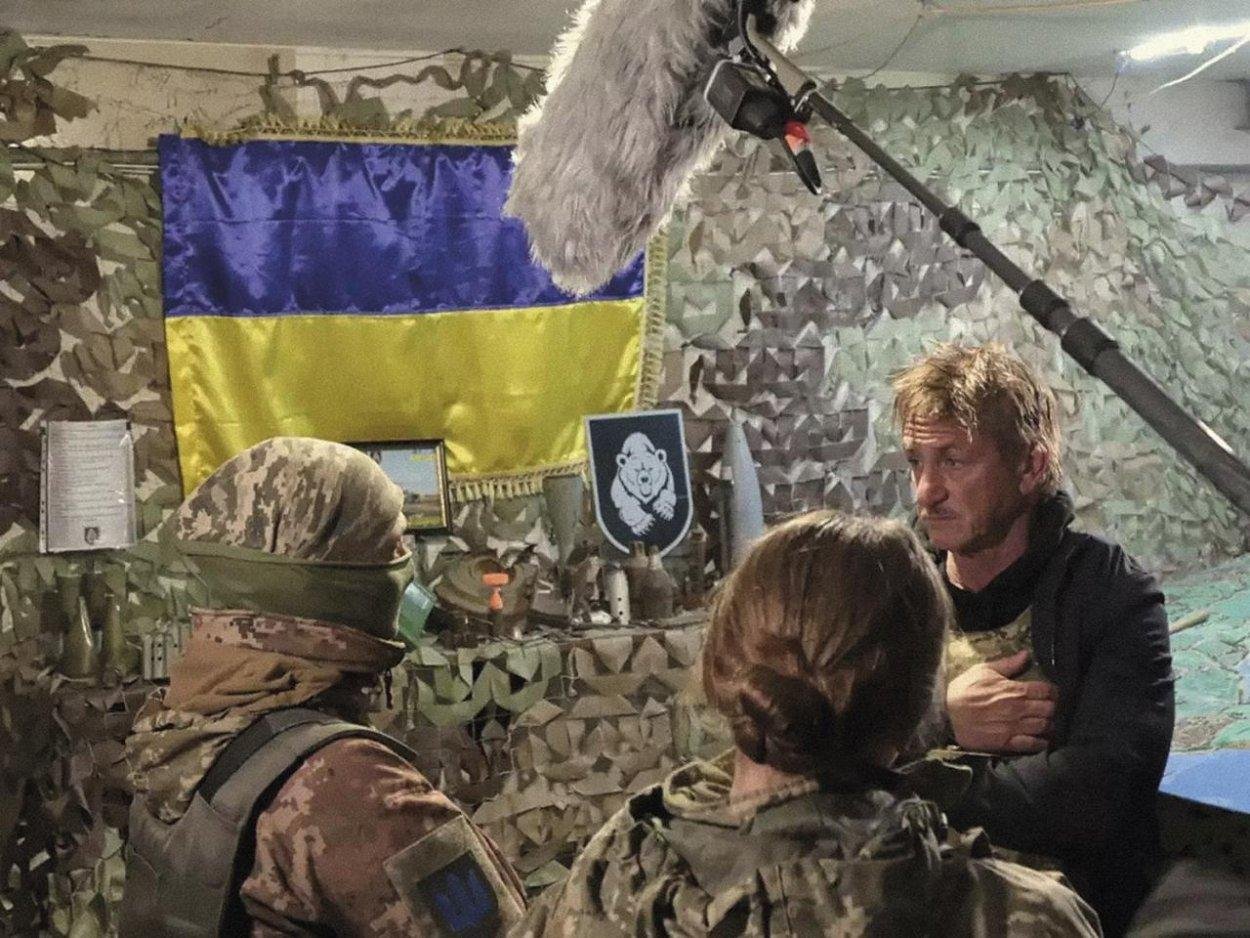 Herec Sean Penn je späť na Ukrajine. Bude sa angažovať v humanitárnej pomoci