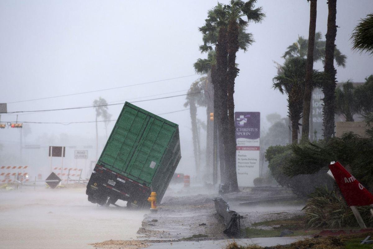 Hurikán Harvey vtrhol do amerického Texasu