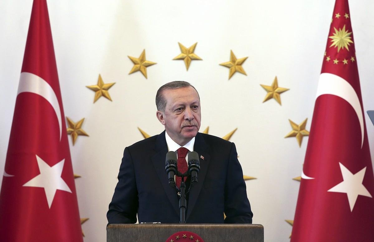 Turecký prezident si píská cestou temným lesem