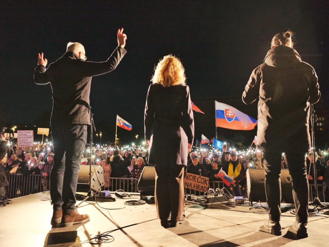 V Bratislave sa zhromaždili tisícky ľudí na podporu Ivana Korčoka