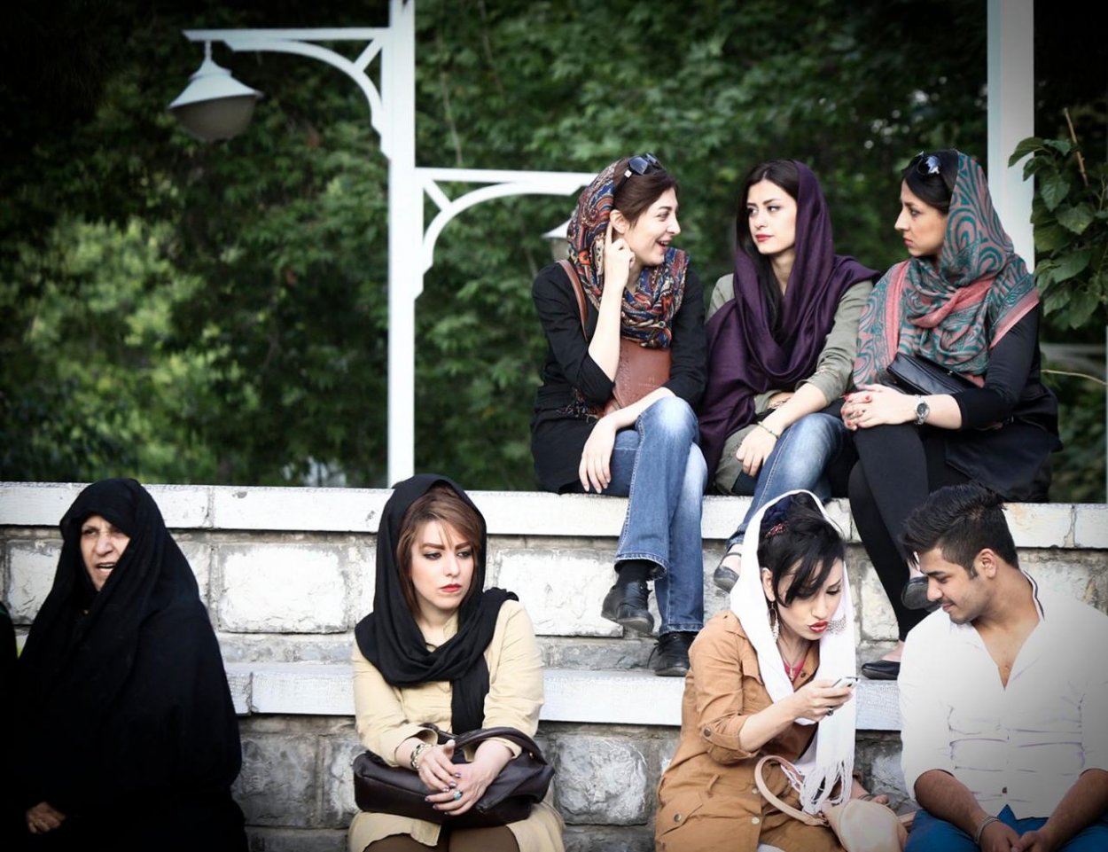 Nechceme byť druhoradým pohlavím, vravia mladé Iránky a skladajú z hláv moslimské šatky