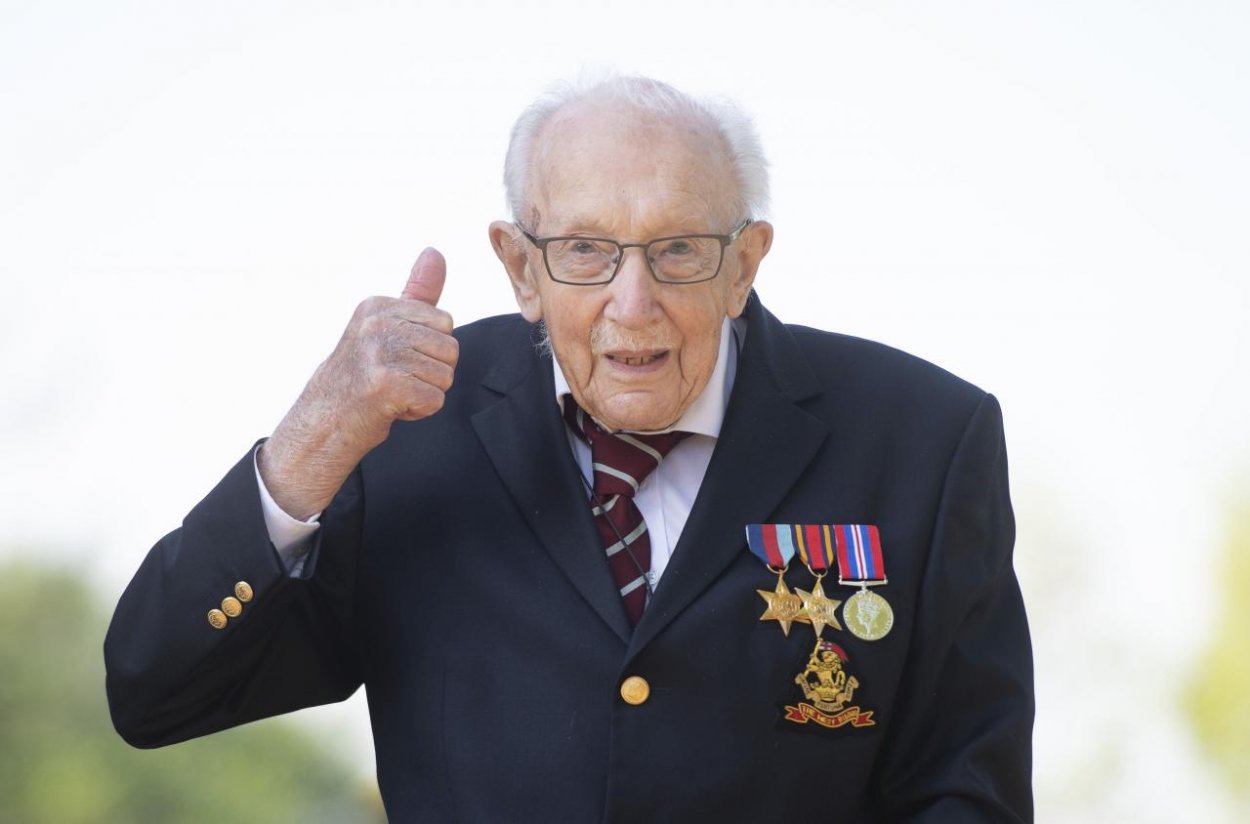 99-ročný veterán opäť hrdinom. Na boj s koronavírusom vyzbieral netradičným spôsobom milióny libier
