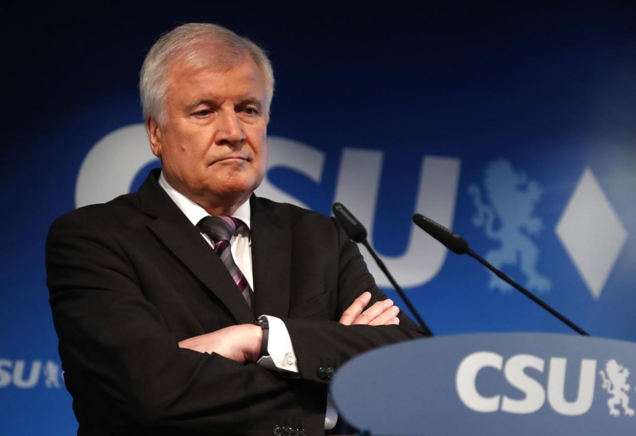Predseda bavorskej CSU Horst Seehofer údajne odchádza zo strany
