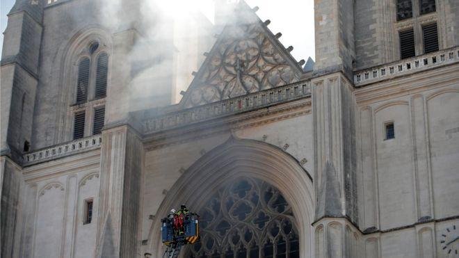 Vo francúzskej katedrále Nantes vypukol požiar, zrejme ide o podpaľačstvo