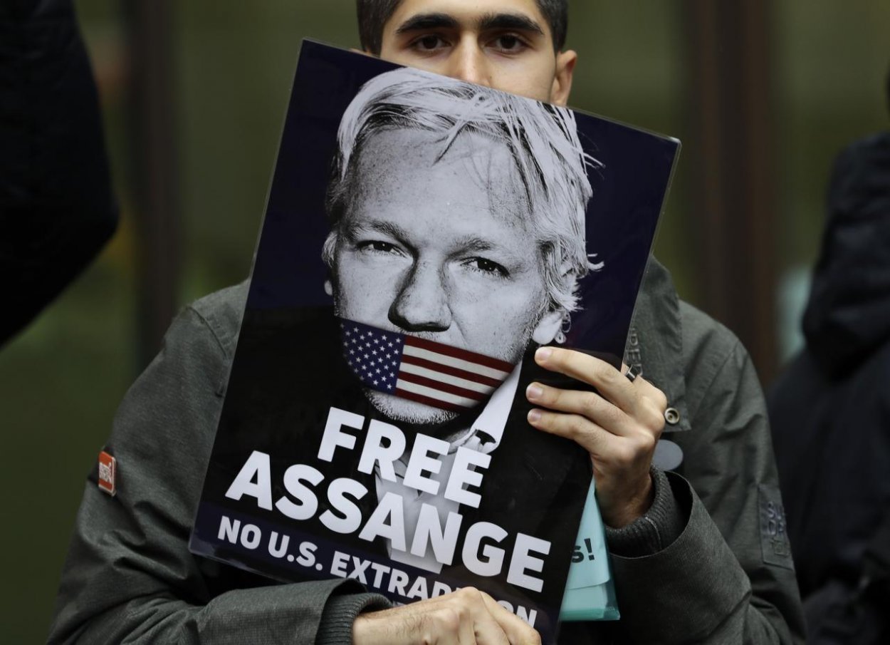 Trump ponúkol Assangeovi milosť výmenou za zdroje úniknutých emailov