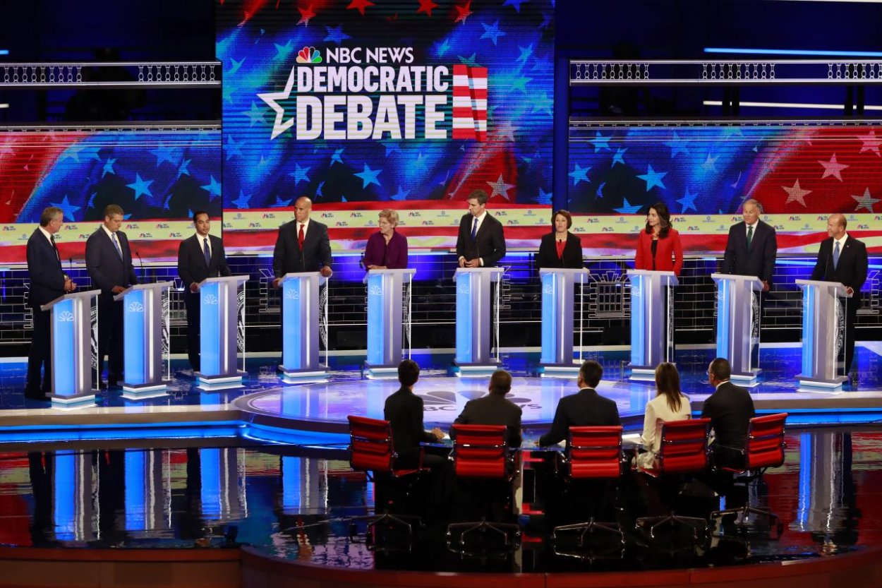 Kandidáti demokratov majú za sebou prvú prezidentskú debatu