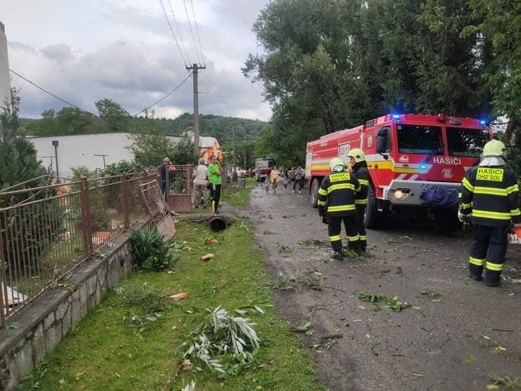 Na východe Slovenska sa prehnalo tornádo, zasahovali aj hasiči (+ video)