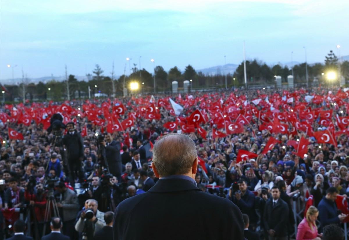 Všechnu moc Erdoganovi