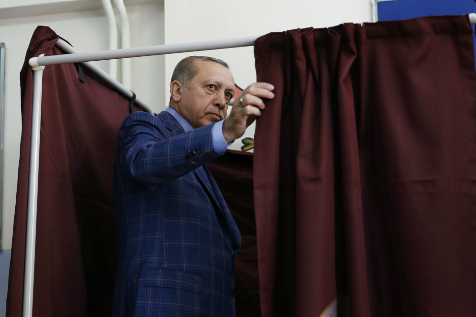 Turecké referendum sa skončilo, zatiaľ vedie Erdoganov tábor