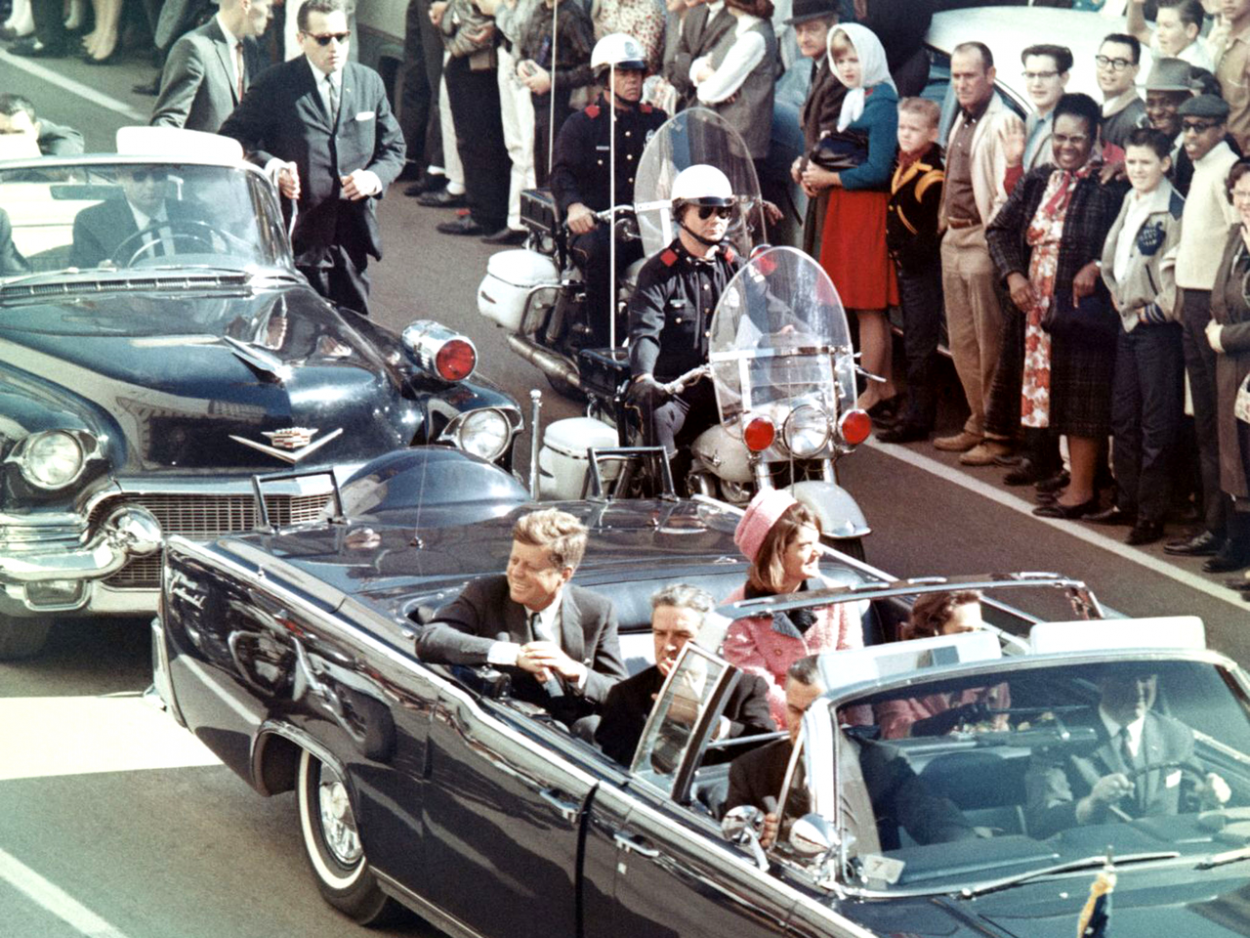 Zverejnili tisíce neredigovaných vládnych spisov o atentáte na JFK