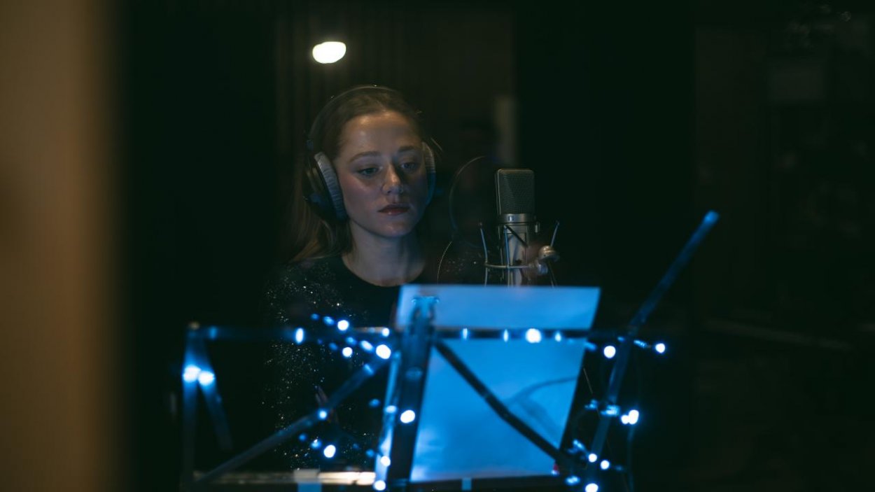 Speváčka Emma Drobná naspievala novú vianočnú pieseň. Vznikla za netradičných okolností