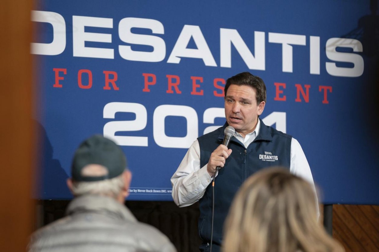 DeSantis odstúpil z boja o prezidenta USA, podporil Trumpa