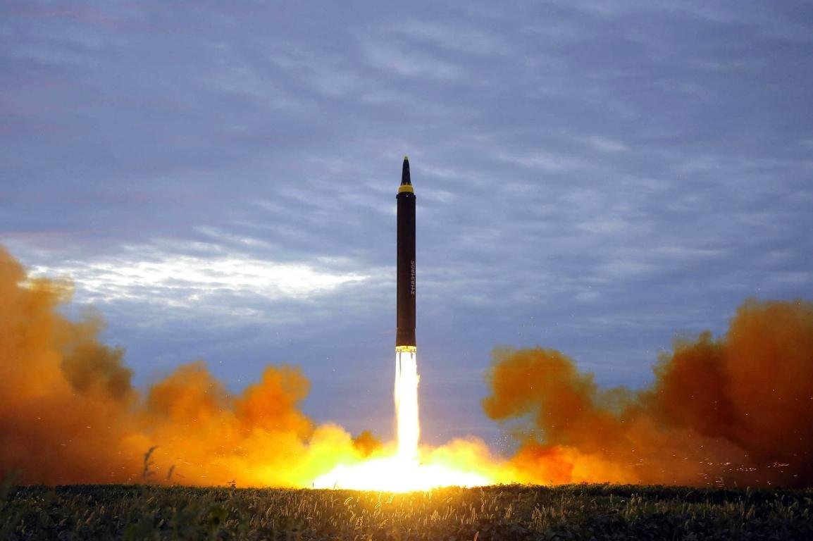 Severná Kórea vystrelila ďalšiu raketu ponad Japonsko