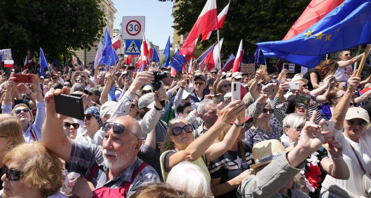 Státisíce ľudí v Poľsku protestujú proti vláde
