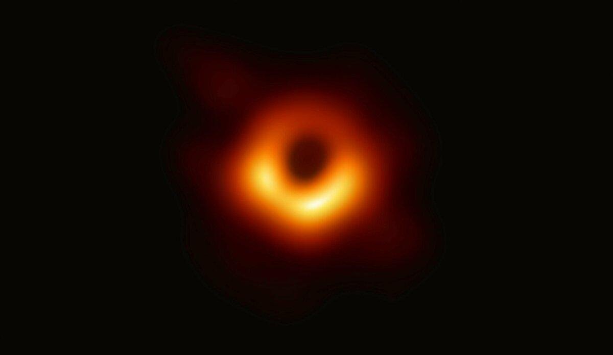 Ukázali prvú fotku čiernej diery v histórii