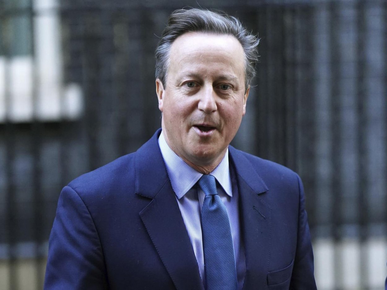 Novým britským ministrom zahraničných vecí bude expremiér Cameron