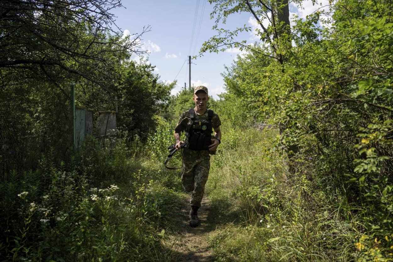 Ukrajinských zajatcov nútia bojovať za Rusko