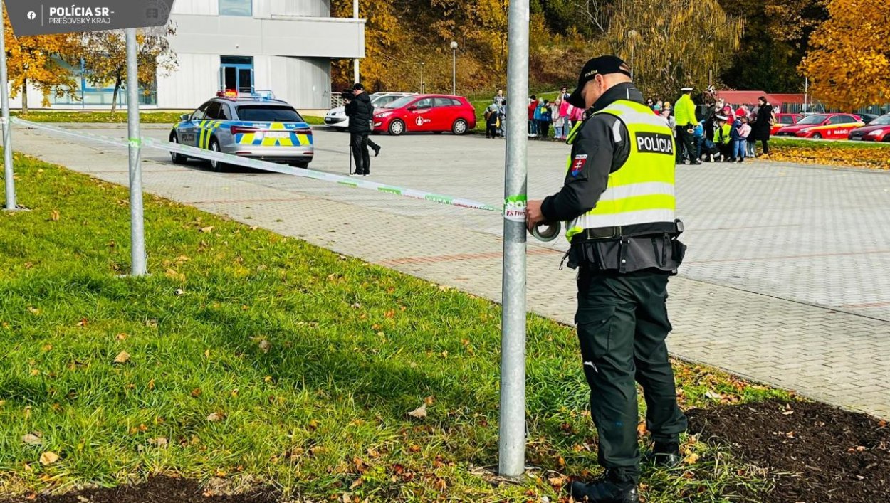 Polícia zadržala podozrivého študenta, ktorý mal útočiť na gymnáziu