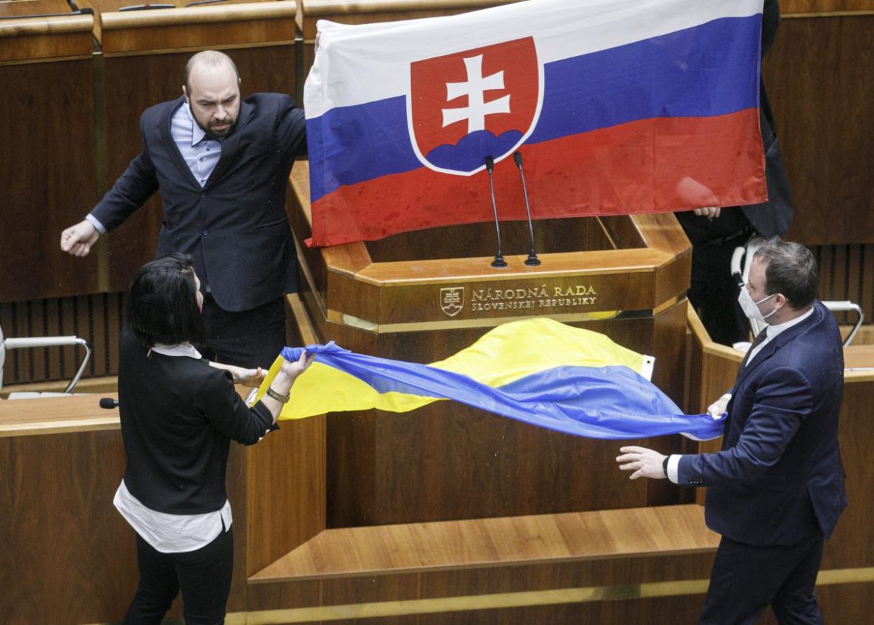 Slovensko sa diplomatickou cestou ospravedlní za incident s ukrajinskou vlajkou