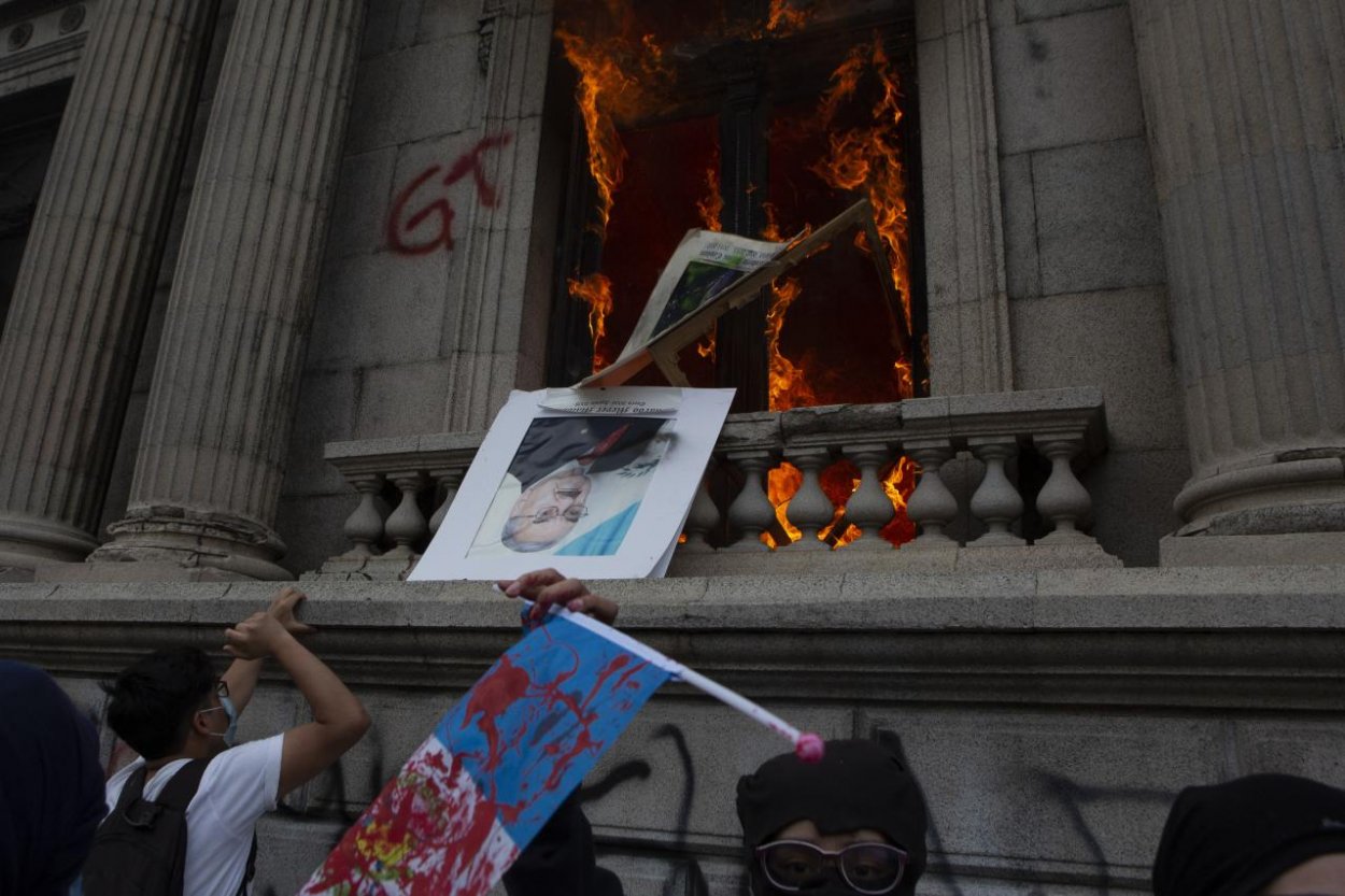 Demonštranti v Guatemale podpálili budovu Kongresu