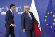 Komu v Poľsku pomôžu hrozby z Bruselu?
