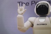 Roboty a roboti: Mali nám s prácou pomáhať, napokon nás nahradia