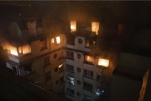 Požiar obytného domu v Paríži si vyžiadal desať obetí
