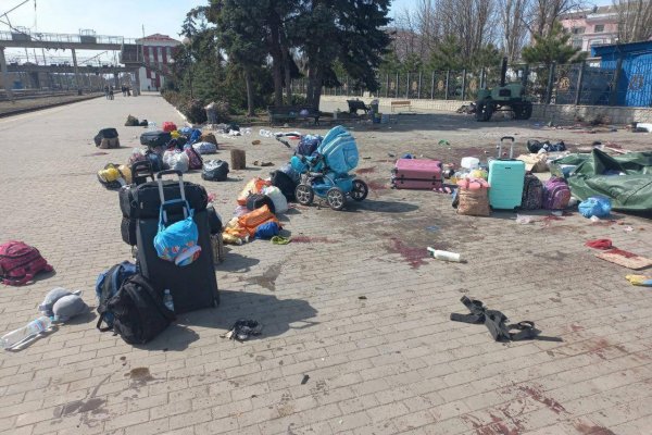 EÚ obvinila Rusko z  „hrozného“​ útoku na vlakovú stanicu na Ukrajine, Rusko vinu popiera