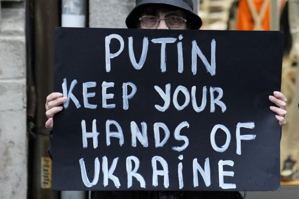 V Rusku zatkli ďalších vyše 900 ľudí protestujúcich proti vojne 