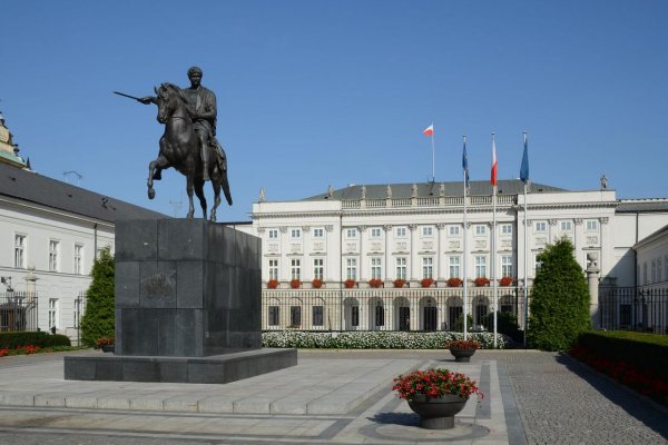 V prezidentskom paláci v Poľsku zadržali odsúdených exposlancov