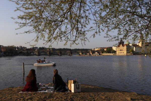 Česká vláda od 25. mája zrušila povinnosť nosiť na verejnosti rúška