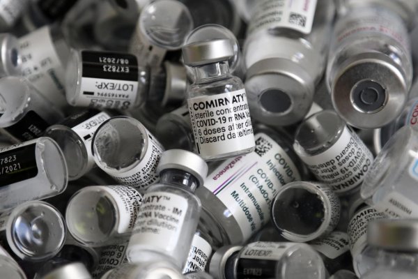 Terajšia vakcína od Pfizer/BioNTech zaberá aj proti variantom koronavírusu, tvrdí šéf BioNTech