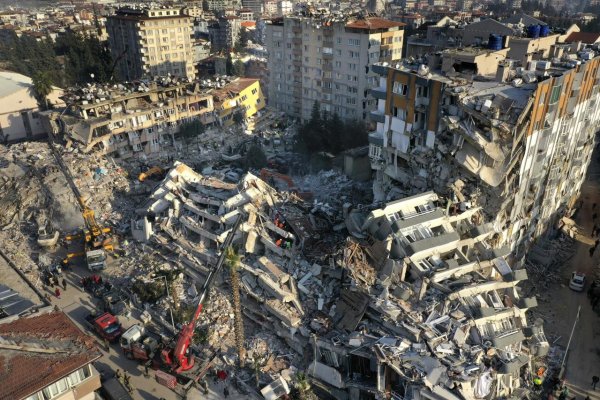 Počet obetí silných zemetrasení v Turecku prevýšil 41-tisíc
