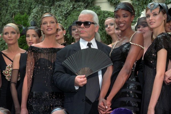 Zomrel svetoznámy módny návrhár Karl Lagerfeld