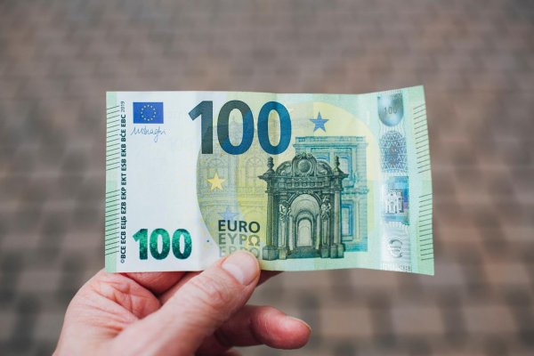 EÚ navrhla zachovanie hotovosti aj zavedenie digitálneho eura