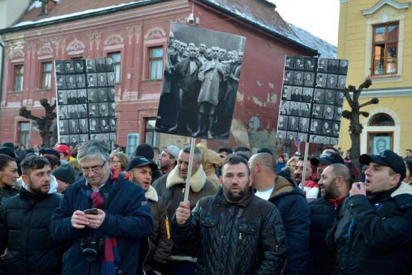 Protestujúci dav v Levoči prerušil míting ĽSNS