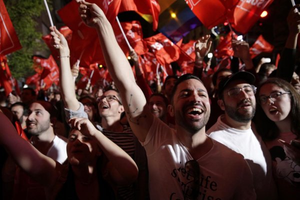 Úpadok tradičnej pravice v Španielsku: Voľby vyhrali socialisti, tešia sa aj extrémisti