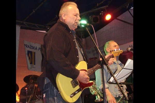 Zomrel Michal Ambrož, frontman skupín Jasná páka a Hudba Praha