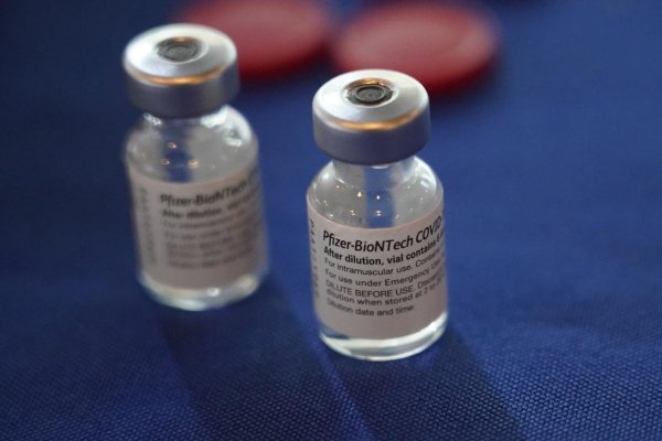 FDA odobril tretiu dávku vakcíny od Pfizeru pre seniorov a rizikových