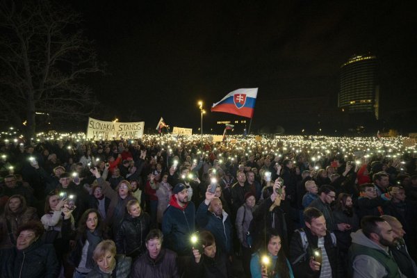 Zastavme ich! Deviaty protest proti Ficovej vláde naživo z Námestia slobody v Bratislave