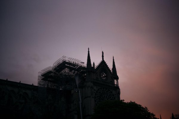 Aktualizované: Požiar v Notre-Dame uhasili, základná štruktúra vydržala